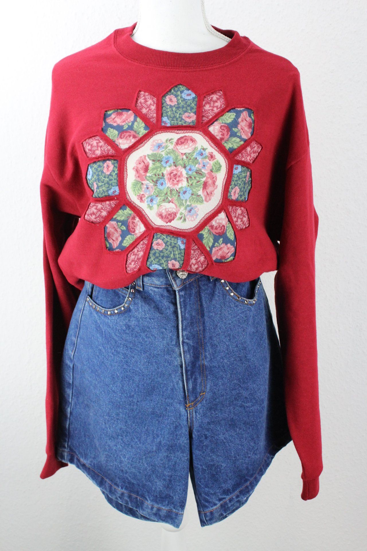 Vintage Red Roses Sweatshirt (L) Vintage & Rags