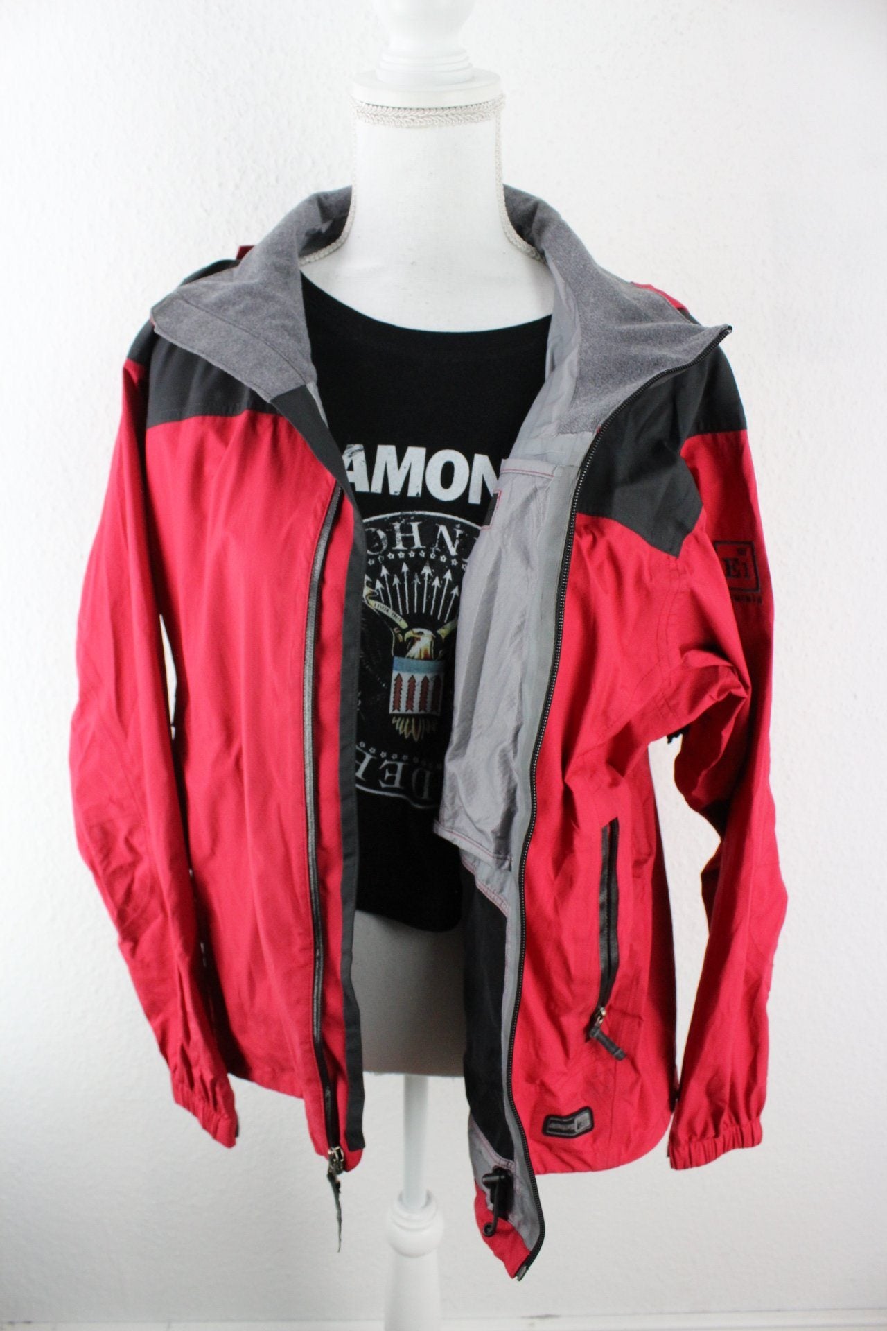 Vintage Rei Red Windbreaker (XL) Vintage & Rags